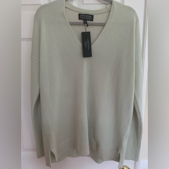 NWT Todd & Duncan Cashmere Sweater: Mint V-Neck Side Slits M